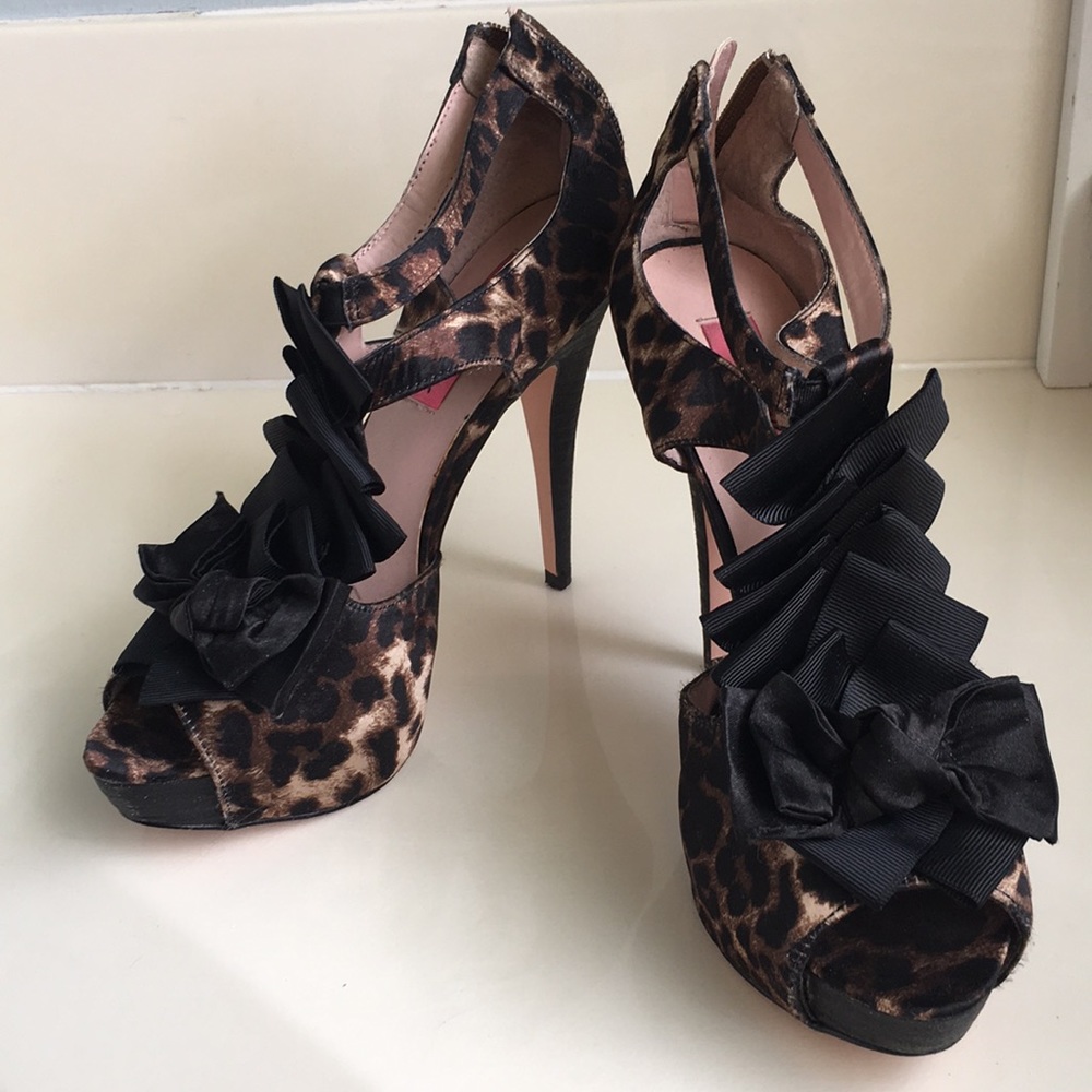 Betsey Johnson  Leopard print  high heel pumps